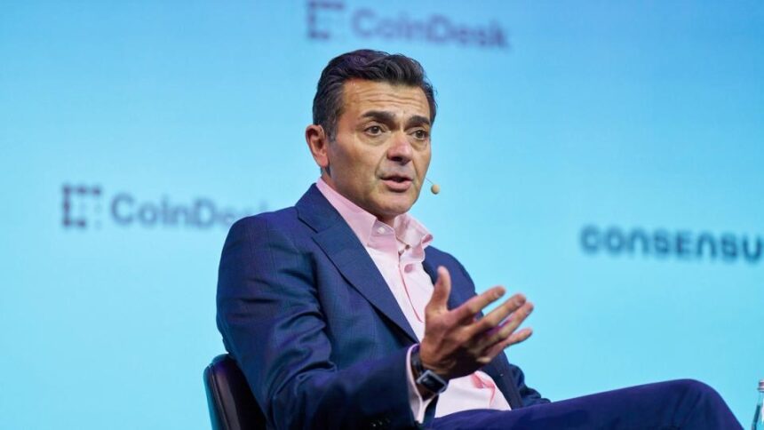 Logotipo da DTCC em destaque com gráficos financeiros ao fundo