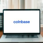 Logo da Coinbase em um laptop