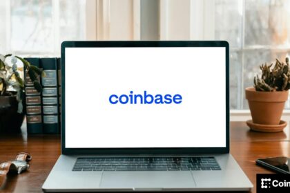 Logo da Coinbase em um laptop