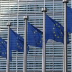 Bandeira da União Europeia com símbolos de criptomoedas