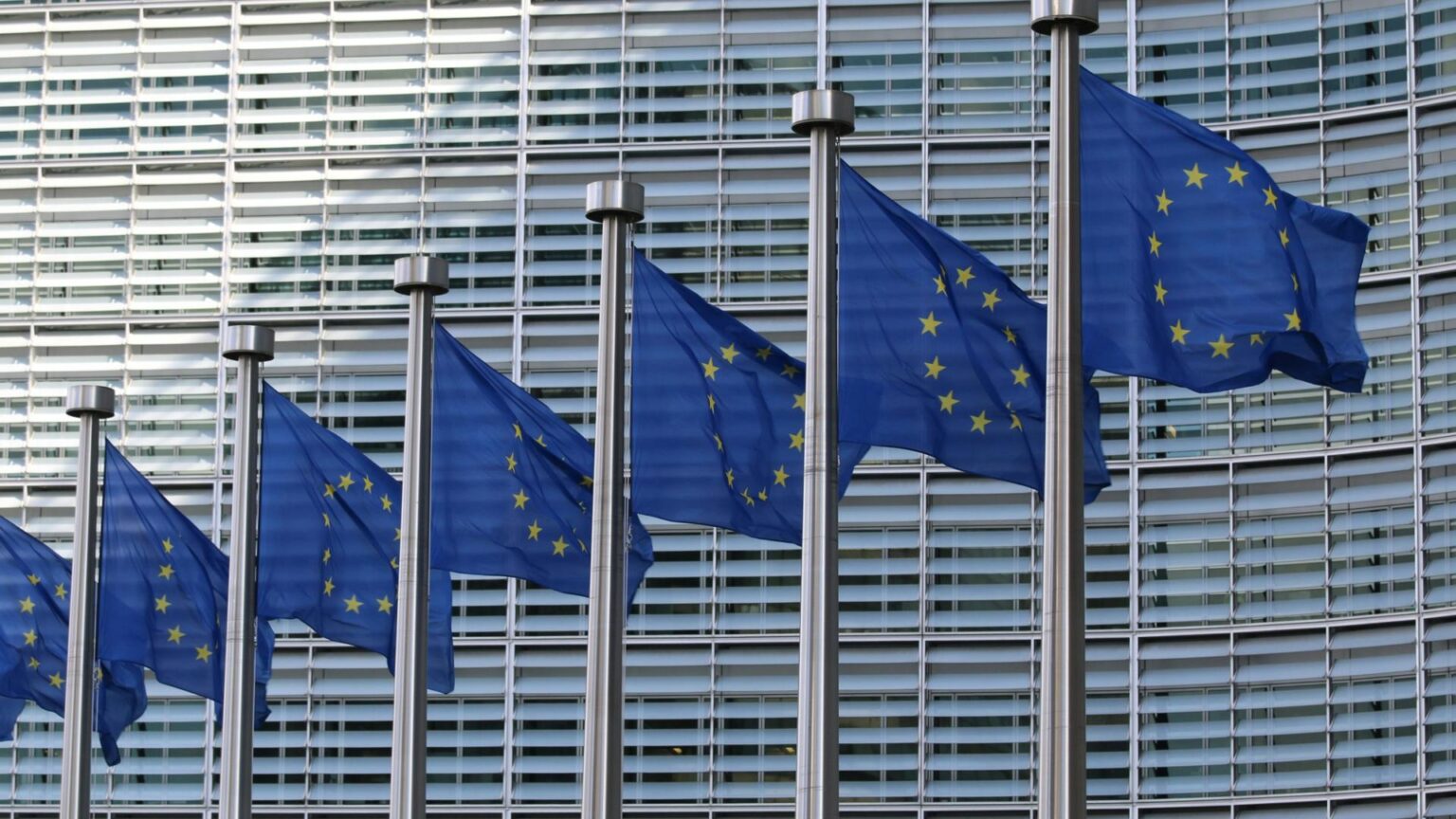 Bandeira da União Europeia com símbolos de criptomoedas