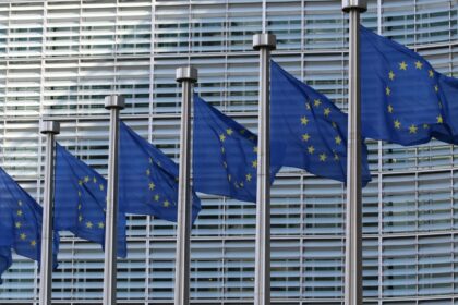Bandeira da União Europeia com símbolos de criptomoedas