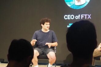 Sam Bankman-Fried em tribunal durante julgamento por fraude