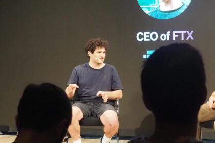 Sam Bankman-Fried em tribunal durante julgamento por fraude
