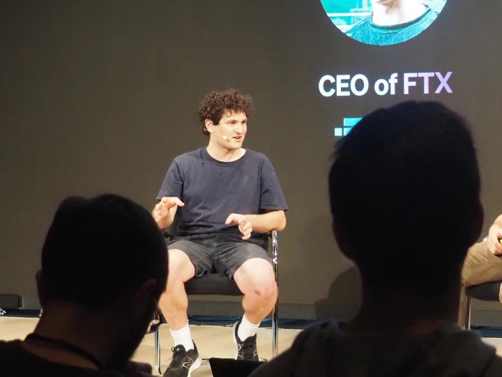 Sam Bankman-Fried em tribunal durante julgamento por fraude