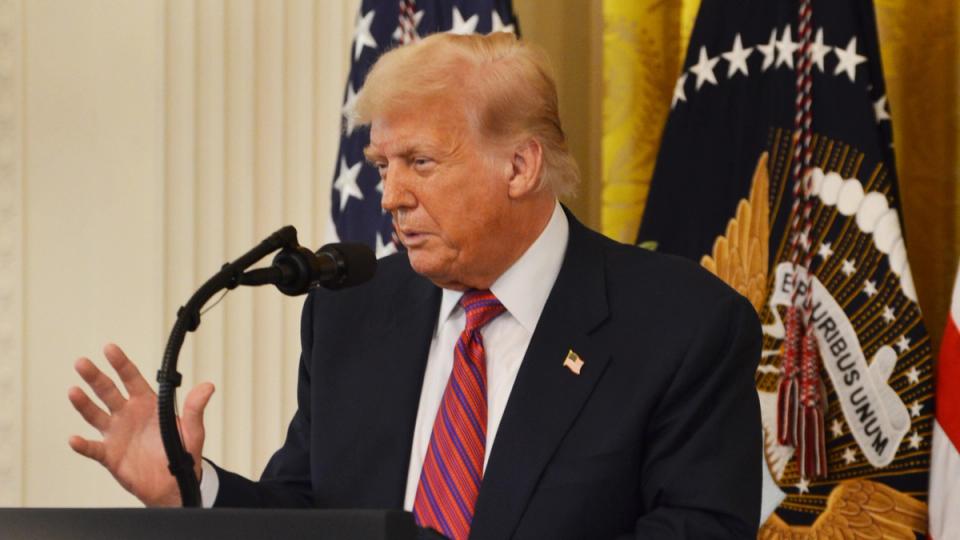 Donald Trump assina a Lei GENIUS na Casa Branca