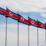 Bandeiras tremulando em Pyongyang, Coreia do Norte