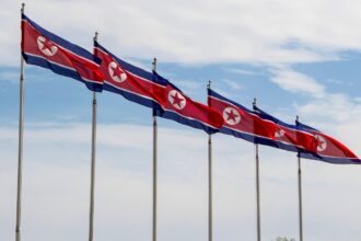 Bandeiras tremulando em Pyongyang, Coreia do Norte