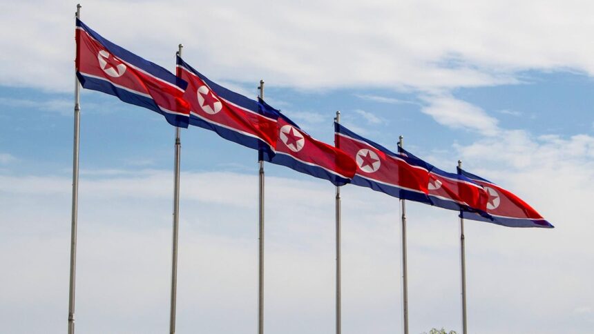 Bandeiras tremulando em Pyongyang, Coreia do Norte