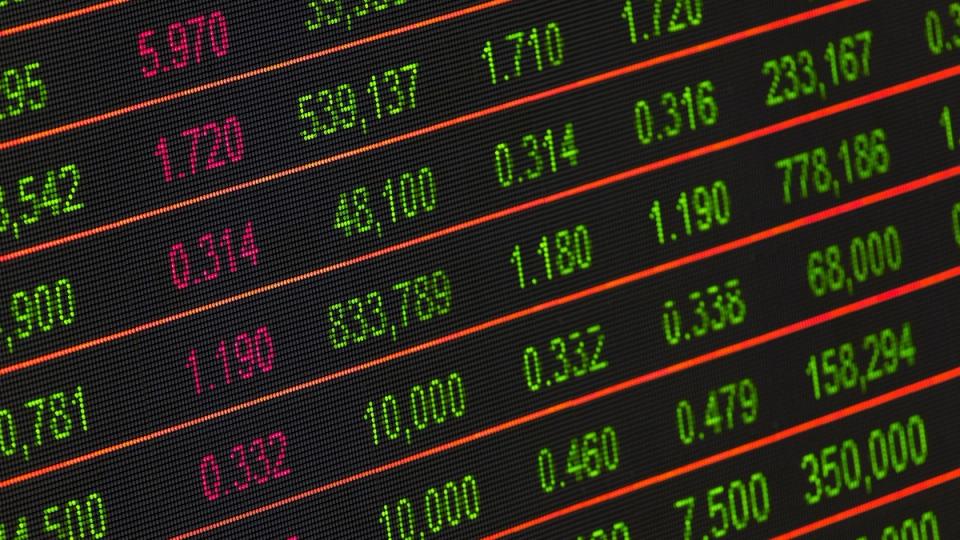 Gráfico mostrando a relação entre juros japoneses e preço do Bitcoin