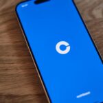 Gráfico mostrando a queda das ações da Coinbase após resultados financeiros