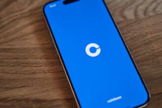 Gráfico mostrando a queda das ações da Coinbase após resultados financeiros