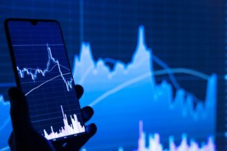Gráfico do Bitcoin com indicadores técnicos destacados