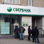 Sede do Sberbank na Rússia com clientes em fila