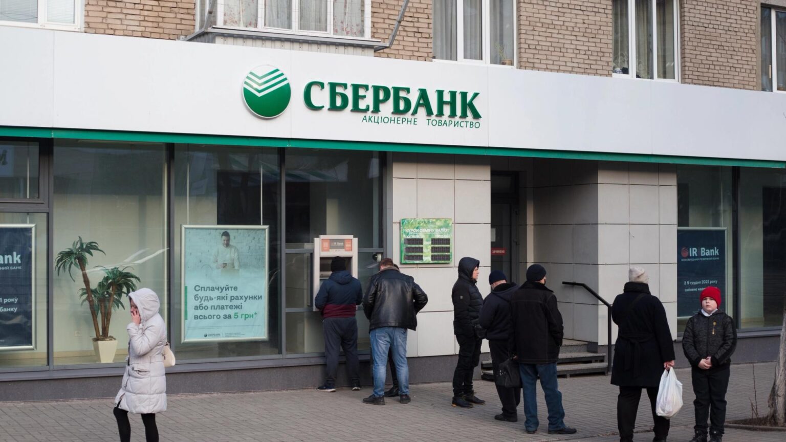 Sede do Sberbank na Rússia com clientes em fila