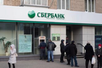 Sede do Sberbank na Rússia com clientes em fila