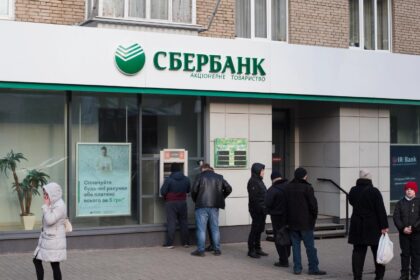 Sede do Sberbank na Rússia com clientes em fila