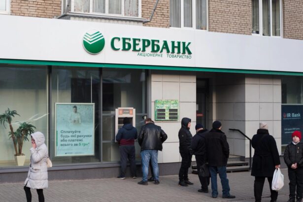 Sede do Sberbank na Rússia com clientes em fila