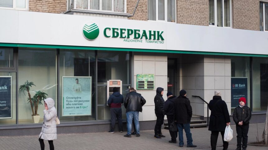 Sede do Sberbank na Rússia com clientes em fila
