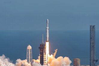 Imagem da SpaceX durante lançamento, simbolizando a conexão com o mercado financeiro