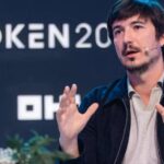 Imagem do CEO da Robinhood, Vlad Tenev, durante evento de cripto