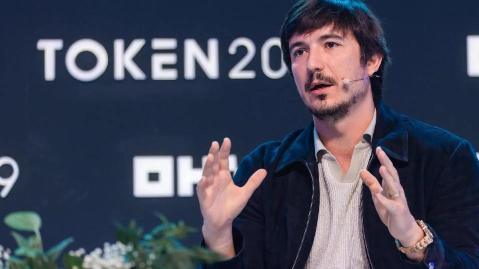 Imagem do CEO da Robinhood, Vlad Tenev, durante evento de cripto
