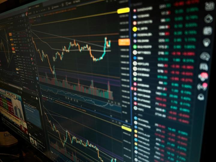 Gráfico mostrando a queda do Bitcoin devido à escalada entre EUA e Irã.
