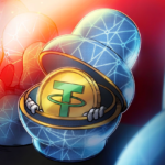 Logotipo do Sber com símbolos de criptomoedas ao fundo