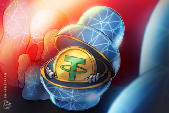 Logotipo do Sber com símbolos de criptomoedas ao fundo