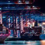 Navios comerciais em um porto, representando o mercado marítimo em expansão