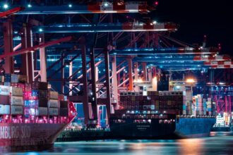 Navios comerciais em um porto, representando o mercado marítimo em expansão