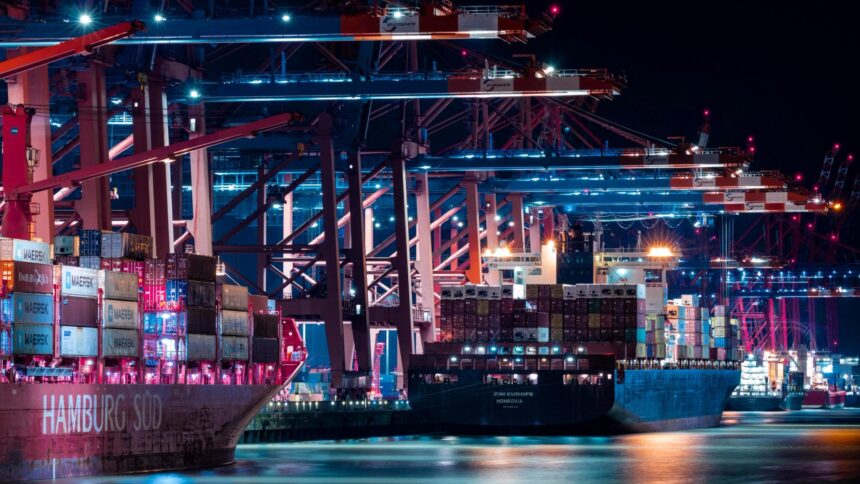 Navios comerciais em um porto, representando o mercado marítimo em expansão