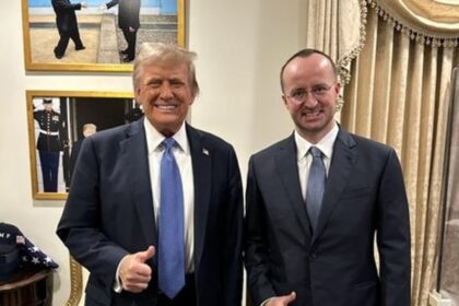 Donald Trump e logotipo da Crypto.com