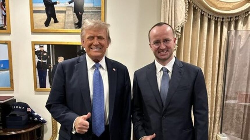 Donald Trump e logotipo da Crypto.com