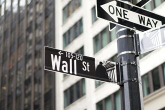 Ações da Bullish e Coinbase enfrentam quedas após atraso regulatório da SEC.