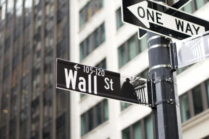 Ações da Bullish e Coinbase enfrentam quedas após atraso regulatório da SEC.