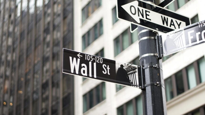 Ações da Bullish e Coinbase enfrentam quedas após atraso regulatório da SEC.