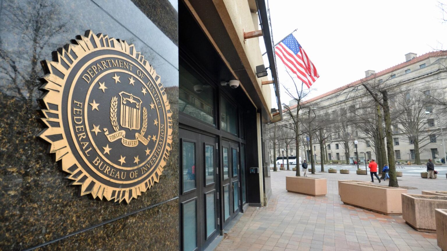 Agente do FBI preso por roubo de criptomoedas