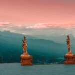 Vista de Thimphu, capital do Butão, com montanhas ao fundo.