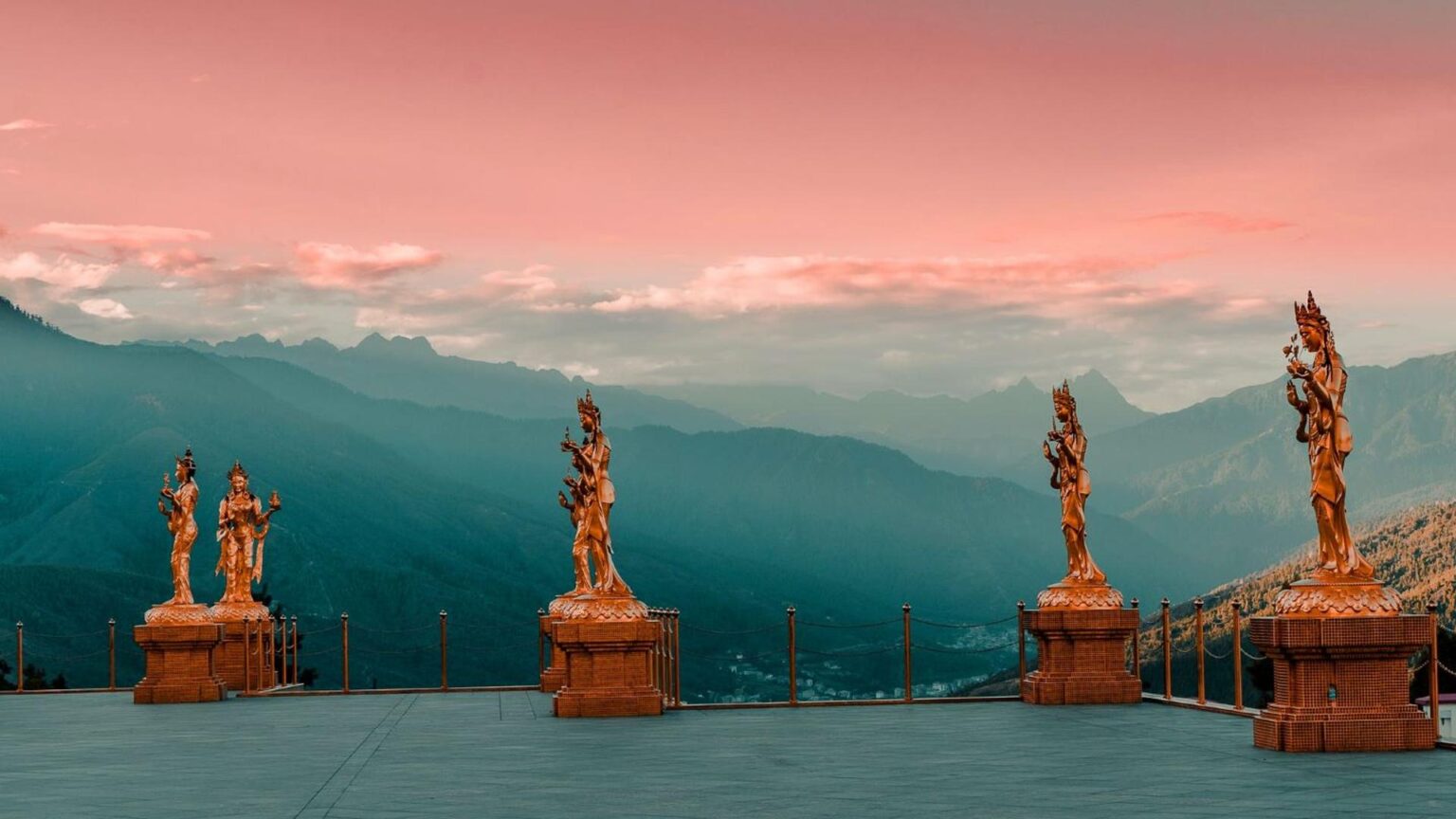 Vista de Thimphu, capital do Butão, com montanhas ao fundo.