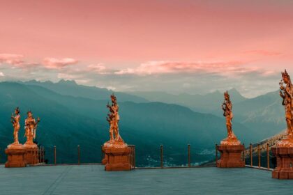 Vista de Thimphu, capital do Butão, com montanhas ao fundo.