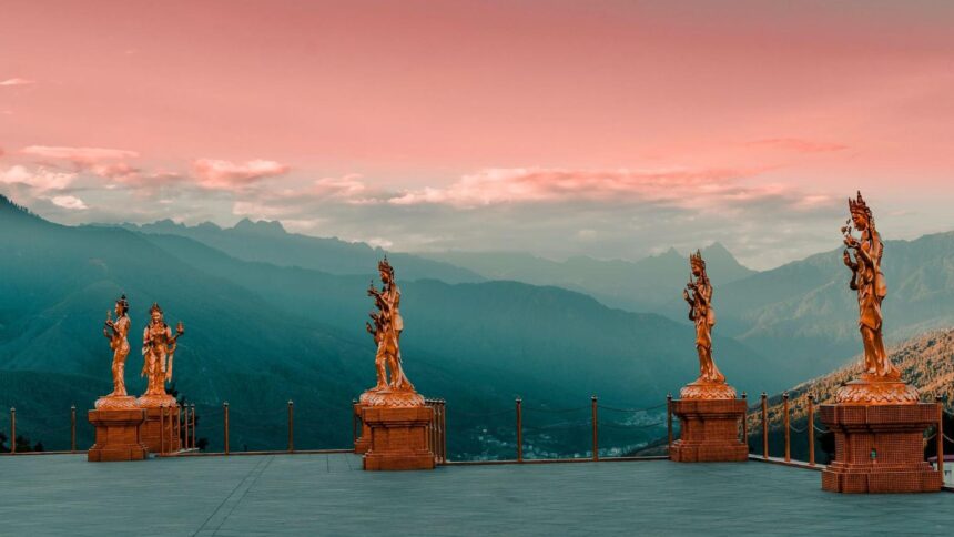 Vista de Thimphu, capital do Butão, com montanhas ao fundo.