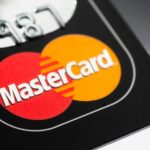 Logotipo da Mastercard em um cartão de crédito