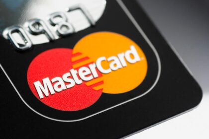 Logotipo da Mastercard em um cartão de crédito