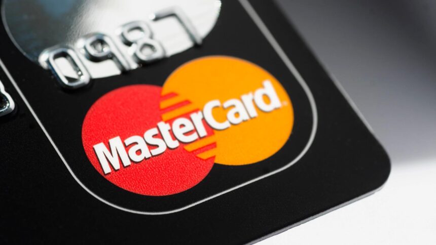 Logotipo da Mastercard em um cartão de crédito