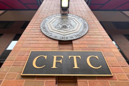 Logotipo da CFTC com elementos gráficos de mercados financeiros