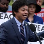 Representante Shri Thanedar durante campanha de primárias em Detroit
