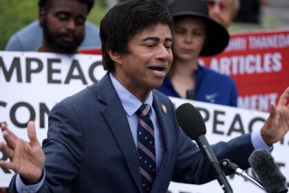 Representante Shri Thanedar durante campanha de primárias em Detroit