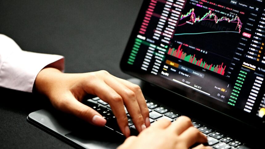 Gráfico mostrando o aumento nas negociações de ações tokenizadas em julho