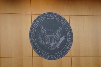 Logo da SEC e Nasdaq com fundo de criptomoedas